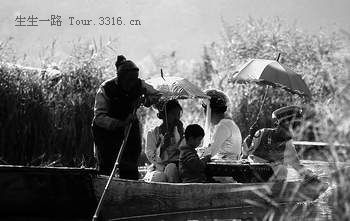 穿过茈碧湖，梨园村就在眼前